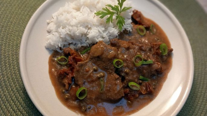 Hovězí plátky na sušených rajčatech a zeleném pepři