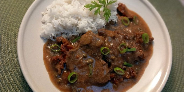 Hovězí plátky na sušených rajčatech a zeleném pepři