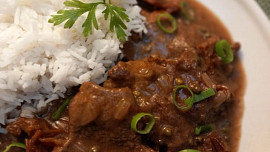 Hovězí plátky na sušených rajčatech a zeleném pepři