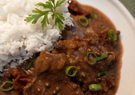 Hovězí plátky na sušených rajčatech a zeleném pepři