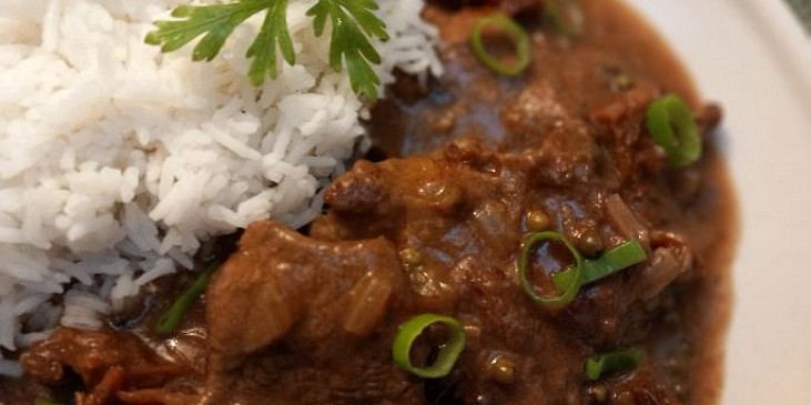 Hovězí plátky na sušených rajčatech a zeleném pepři