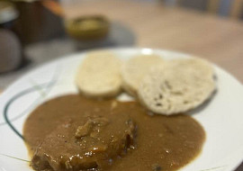 Kanec se šípkovou omáčkou