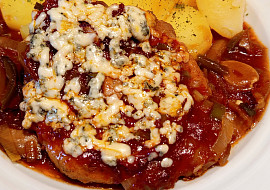 Krkovice na černém pivu se zeleninou a nivovou přikrývkou