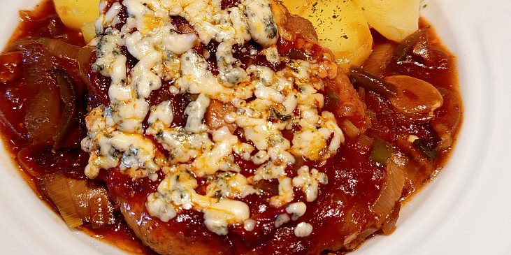 Krkovice na černém pivu se zeleninou a nivovou přikrývkou