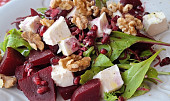 Lehký salát z červené řepy s mozzarellou a vlašskými ořechy