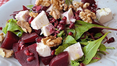 Lehký salát z červené řepy s mozzarellou a vlašskými ořechy