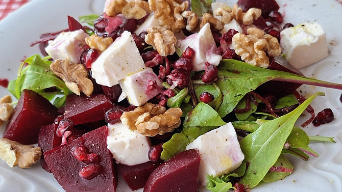 Lehký salát z červené řepy s mozzarellou a vlašskými ořechy