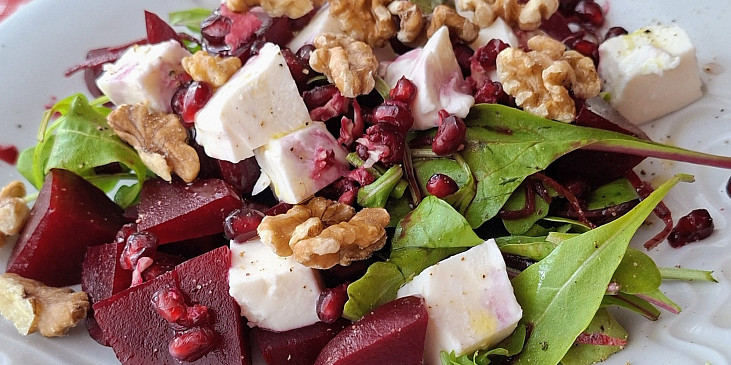 Lehký salát z červené řepy s mozzarellou a vlašskými ořechy