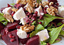 Lehký salát z červené řepy s mozzarellou a vlašskými ořechy
