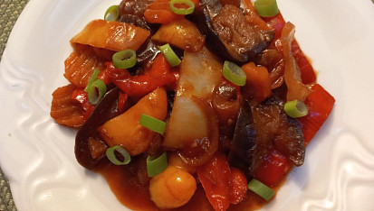 Lilek, papriky a mrkev v teriyaki omáčce