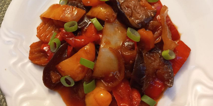 Lilek, papriky a mrkev v teriyaki omáčce