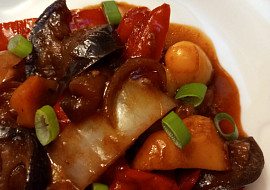 Lilek, papriky a mrkev v teriyaki omáčce