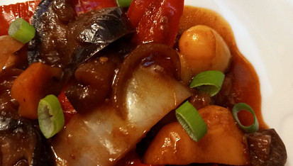 Lilek, papriky a mrkev v teriyaki omáčce