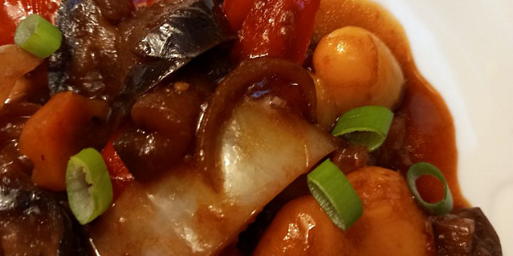 Lilek, papriky a mrkev v teriyaki omáčce