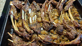 Pečená jehněčí žebra na jablkách