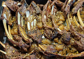 Pečená jehněčí žebra na jablkách