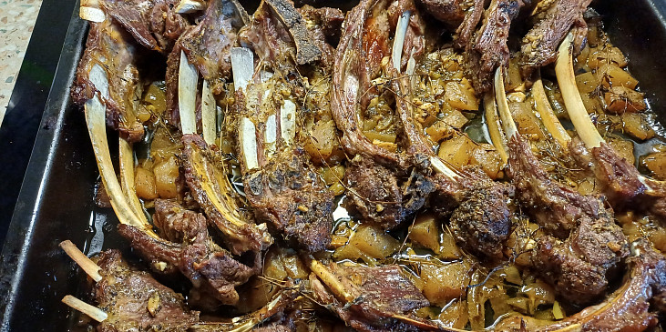 Pečená jehněčí žebra na jablkách