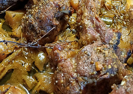 Pečená jehněčí žebra na jablkách