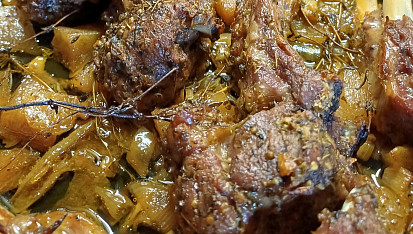 Pečená jehněčí žebra na jablkách