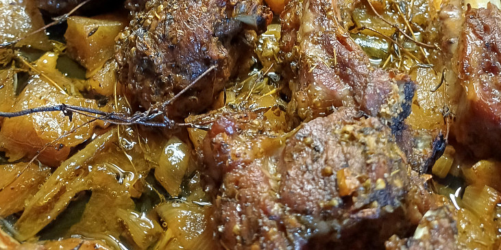 Pečená jehněčí žebra na jablkách