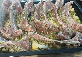 Pečená jehněčí žebra na jablkách