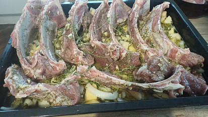 Pečená jehněčí žebra na jablkách