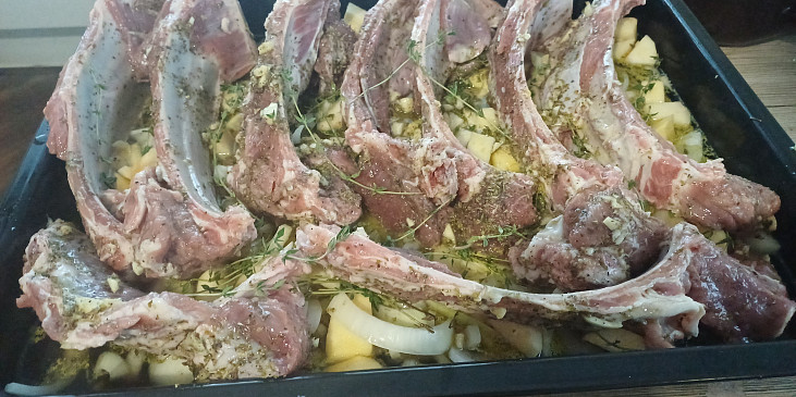 Pečená jehněčí žebra na jablkách