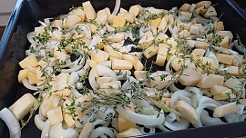 Pečená jehněčí žebra na jablkách