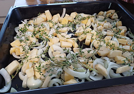 Pečená jehněčí žebra na jablkách