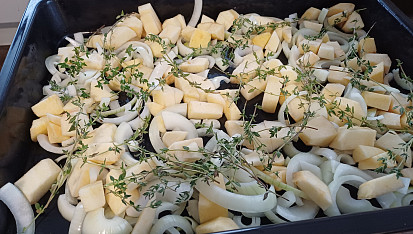 Pečená jehněčí žebra na jablkách