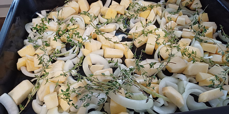 Pečená jehněčí žebra na jablkách