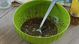 Pečená jehněčí žebra na jablkách