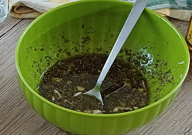 Pečená jehněčí žebra na jablkách