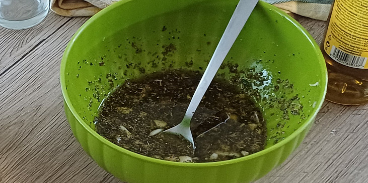 Pečená jehněčí žebra na jablkách