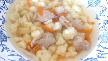 Polévka z vepřových kostí s haluškami