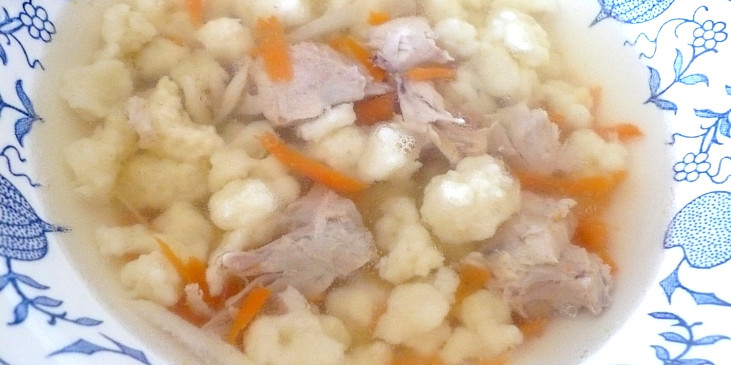 Polévka z vepřových kostí s haluškami