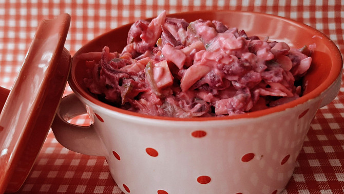 Salát z červené řepy se sýrem a vejci