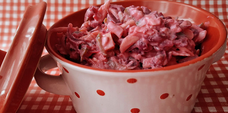 Salát z červené řepy se sýrem a vejci