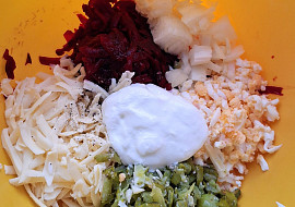 Salát z červené řepy se sýrem a vejci