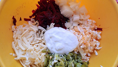 Salát z červené řepy se sýrem a vejci