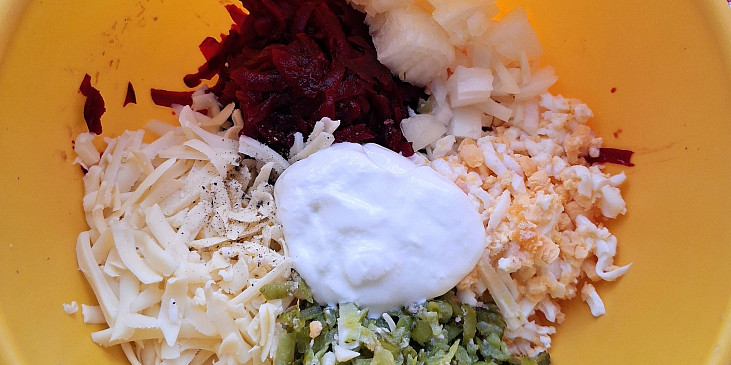 Salát z červené řepy se sýrem a vejci