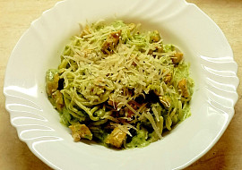 Špagety s kuřecím masem, špenátem sypané parmazánem