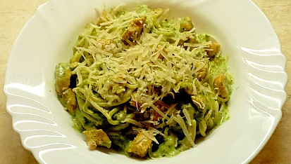 Špagety s kuřecím masem, špenátem sypané parmazánem