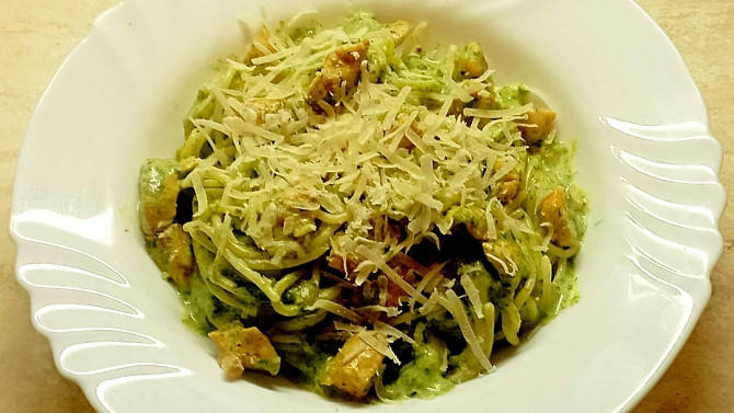 Špagety s kuřecím masem, špenátem sypané parmazánem