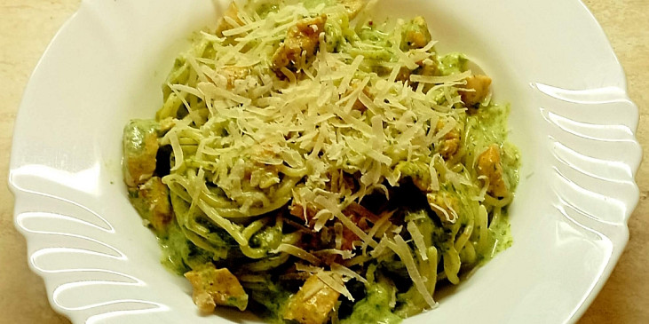 Špagety s kuřecím masem, špenátem sypané parmazánem