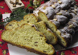 Sváteční mandlová vánočka