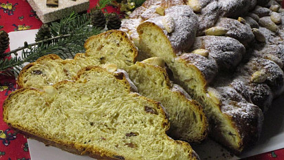 Sváteční mandlová vánočka