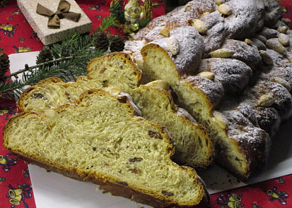 Sváteční mandlová vánočka