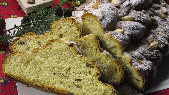 Sváteční mandlová vánočka