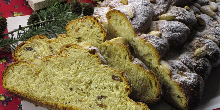 Sváteční mandlová vánočka